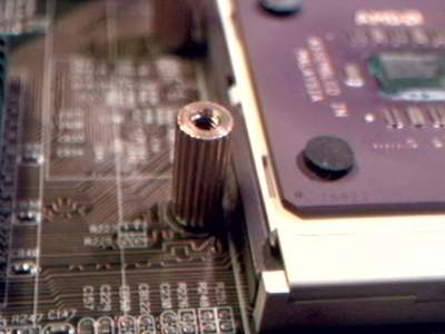 Particolare: uno dei quattro supporti per l'installazione dello Zalman CNPS 5000.