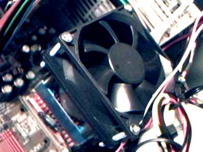 Il sistema, dissipatore Kanie, adattatore Innovatel e ventola Zalman da 80 mm.